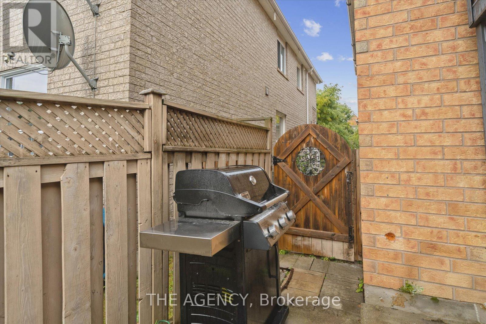 908 Oaktree Crescent, Newmarket, ON - Outdoor With Exterior