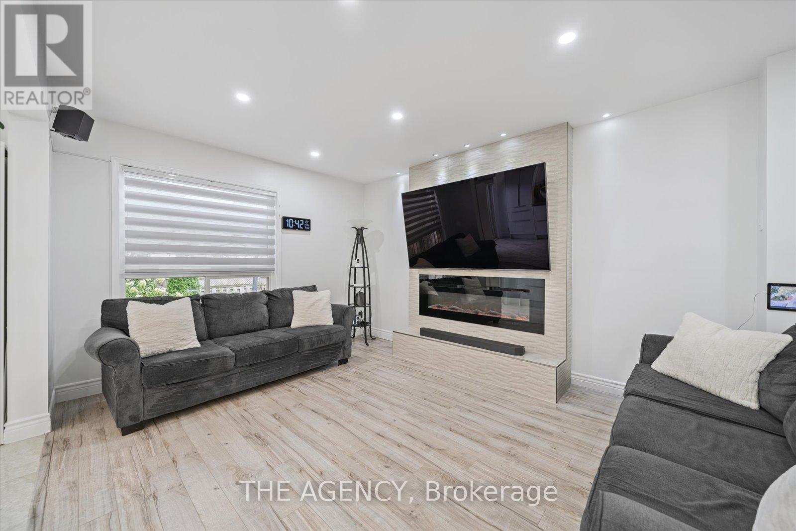 908 Oaktree Crescent, Newmarket, ON - Indoor Photo Showing Living Room