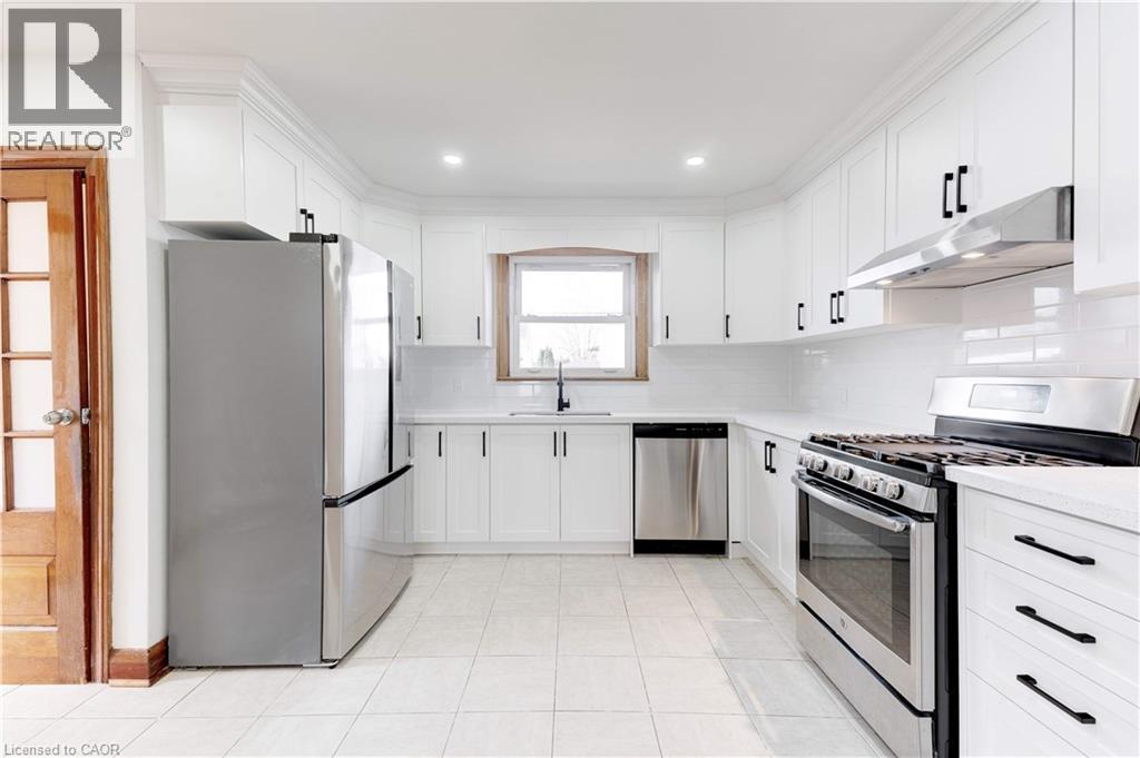 Kitchen w/ Stainless Steel Appliances & Built-in Cabinet - 662 Harriet Street Unit# Upper, Welland, ON - Indoor Photo Showing Kitchen With Stainless Steel Kitchen