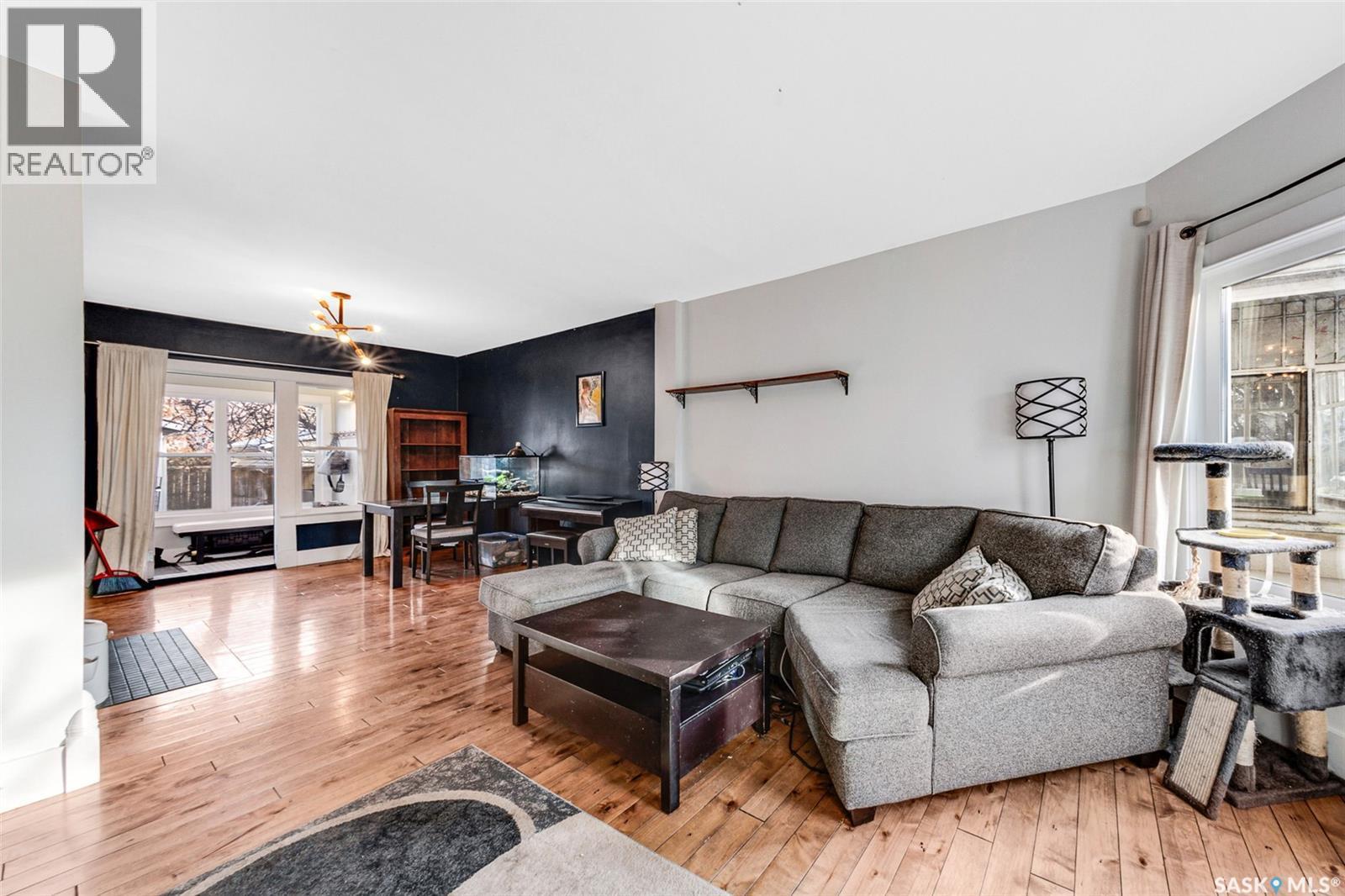 527 7Th Street E, Saskatoon, SK - Indoor Photo Showing Living Room