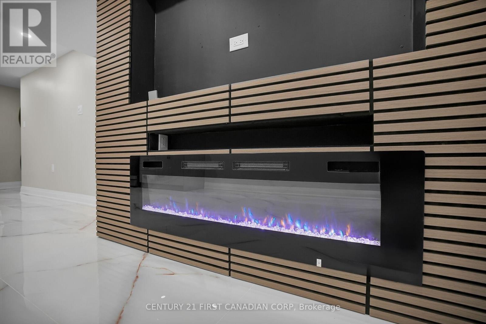 1046 Jalna Boulevard, London South (South X), ON - Indoor Photo Showing Garage