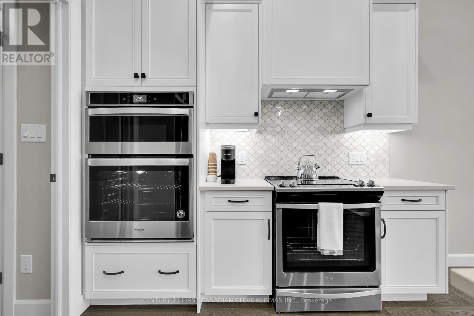 2662 Buroak Drive, London North (North S), ON - Indoor Photo Showing Kitchen With Upgraded Kitchen