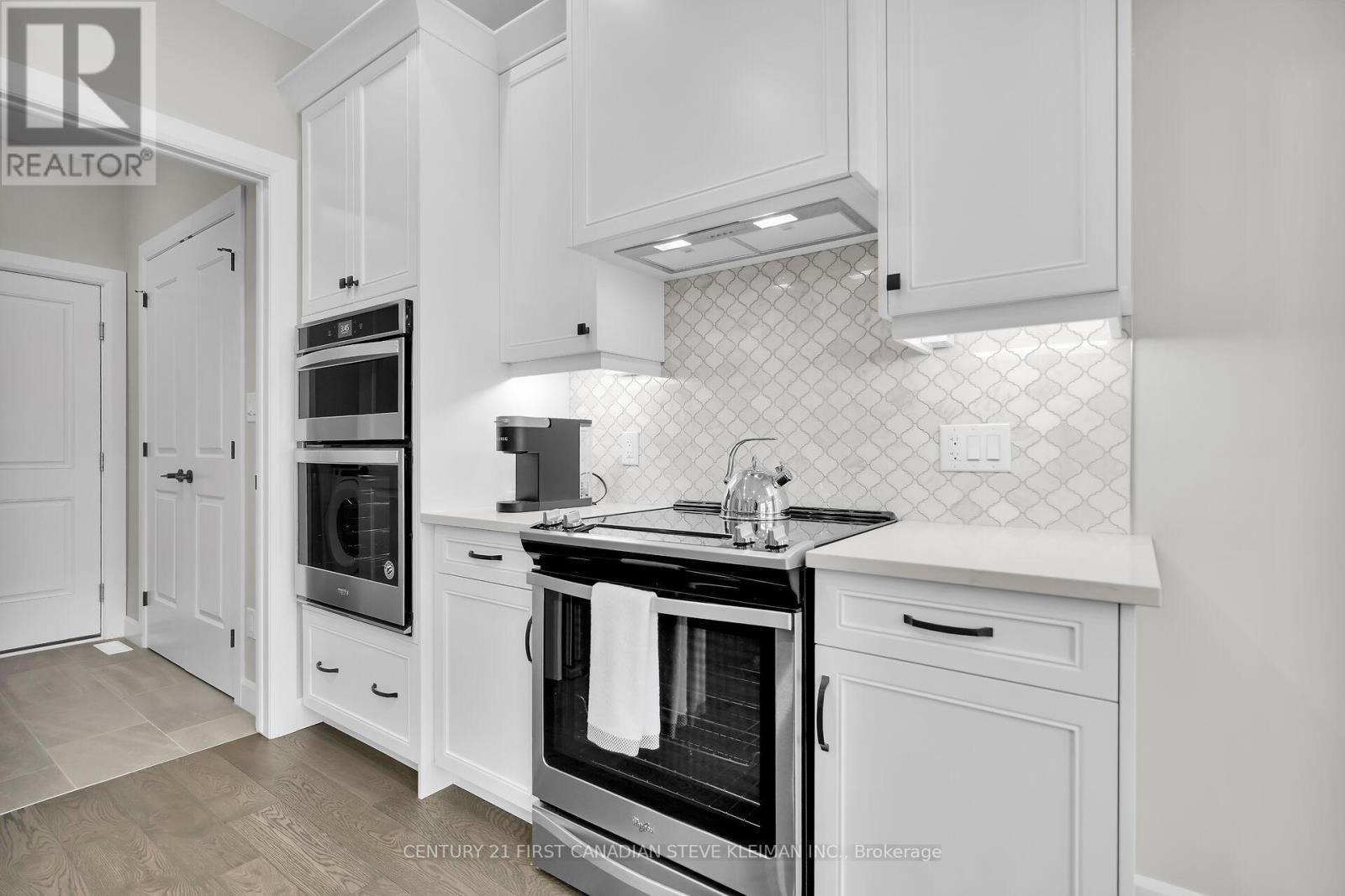 2662 Buroak Drive, London North (North S), ON - Indoor Photo Showing Kitchen With Upgraded Kitchen