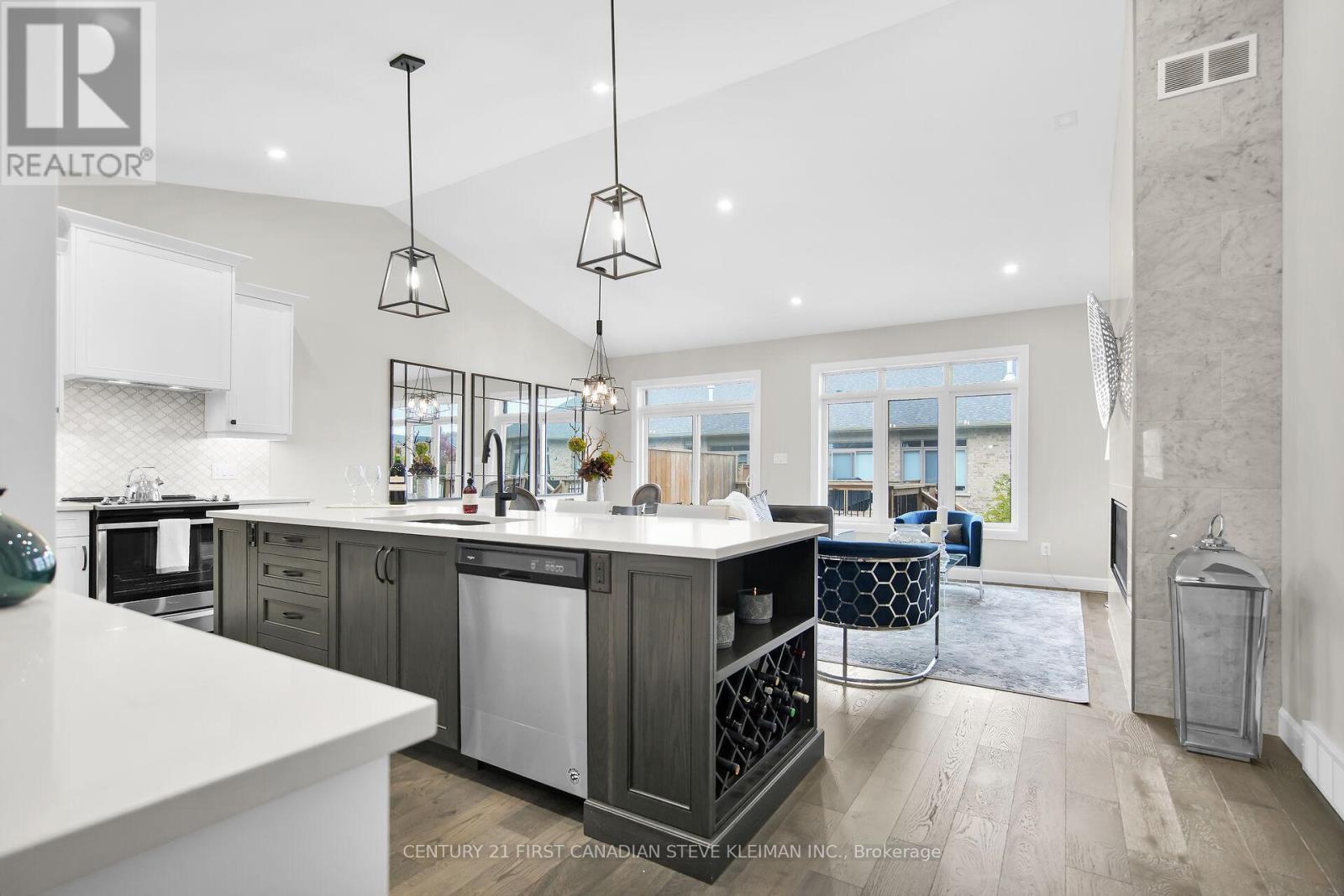 2662 Buroak Drive, London North (North S), ON - Indoor Photo Showing Kitchen With Upgraded Kitchen