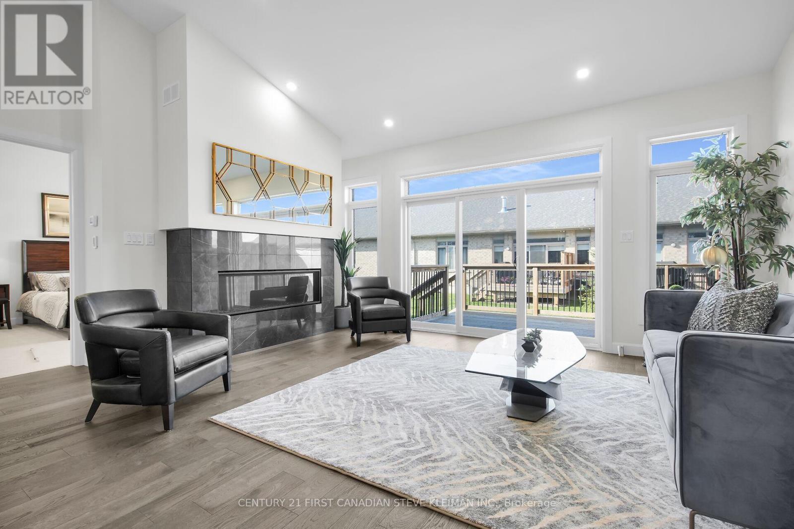 2668 Buroak Drive, London North (North S), ON - Indoor Photo Showing Living Room With Fireplace