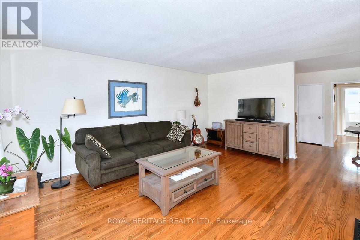 273 Maxwell Avenue W, Peterborough (Ashburnham Ward 4), ON - Indoor Photo Showing Living Room