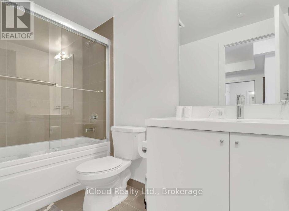 1917 - 2550 Simcoe Street N, Oshawa, ON - Indoor Photo Showing Bathroom