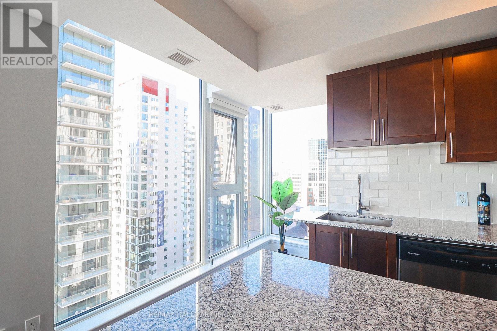 1809 - 179 Metcalfe Street, Ottawa, ON - Indoor Photo Showing Kitchen