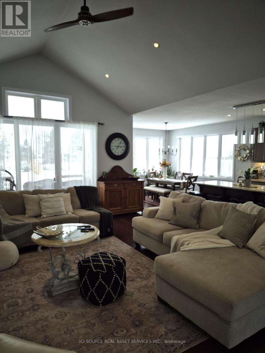 6 Macneil Court, Brantford, ON - Indoor Photo Showing Living Room
