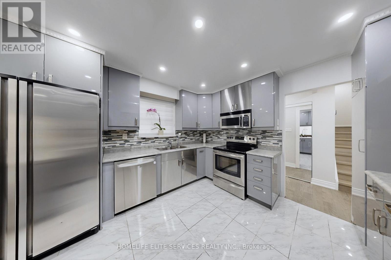 15 Glen Echo Court, Brampton, ON - Indoor Photo Showing Kitchen With Upgraded Kitchen