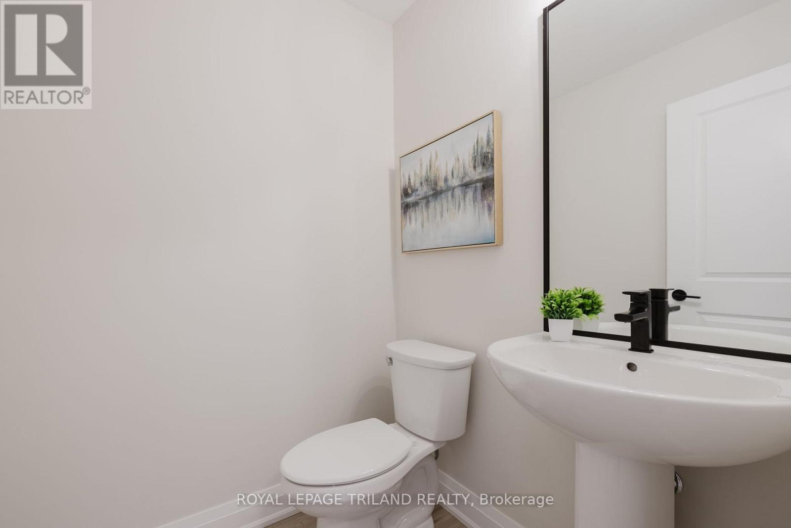 1867 Dalmagarry Road, London North (North E), ON - Indoor Photo Showing Bathroom