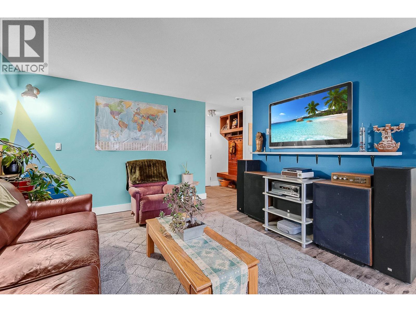 715 Leathead Road Unit# 142, Kelowna, BC - Indoor Photo Showing Living Room