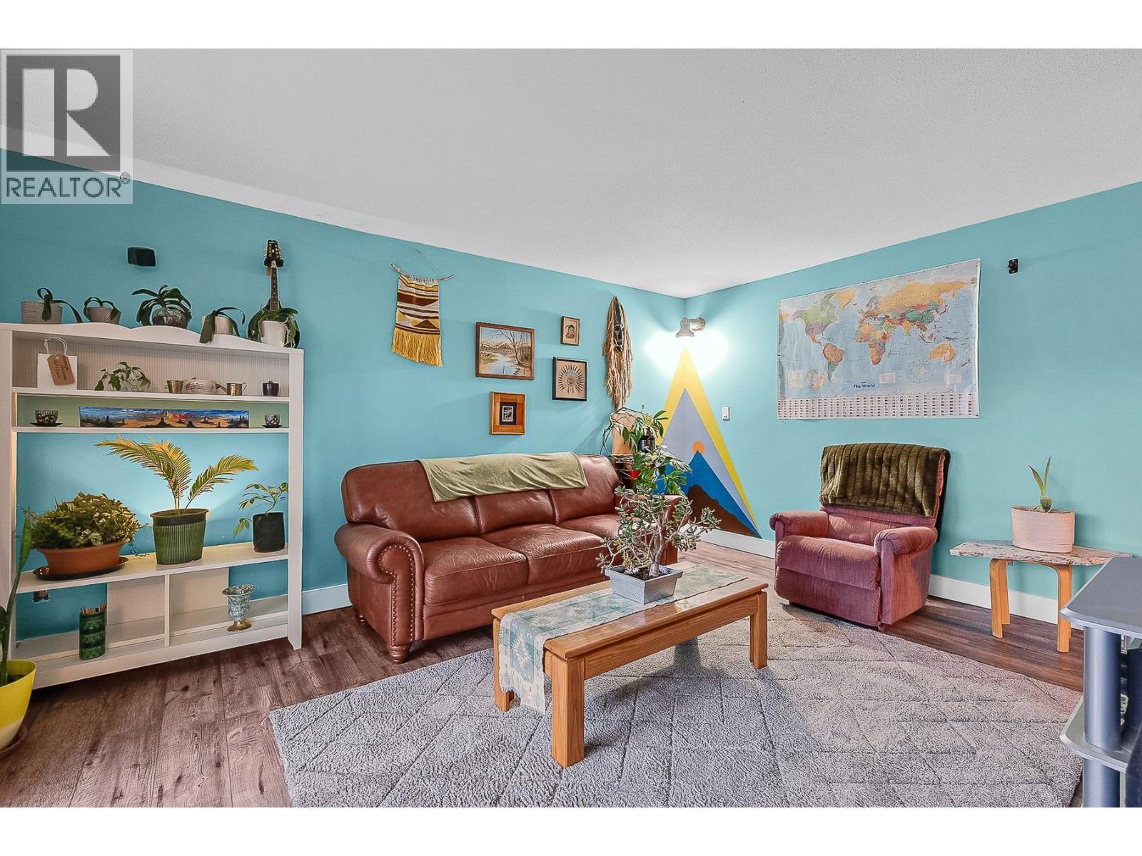 715 Leathead Road Unit# 142, Kelowna, BC - Indoor Photo Showing Living Room