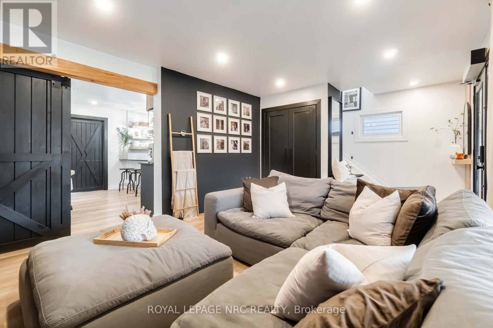 252 Emerick Avenue, Fort Erie (Central), ON - Indoor Photo Showing Living Room