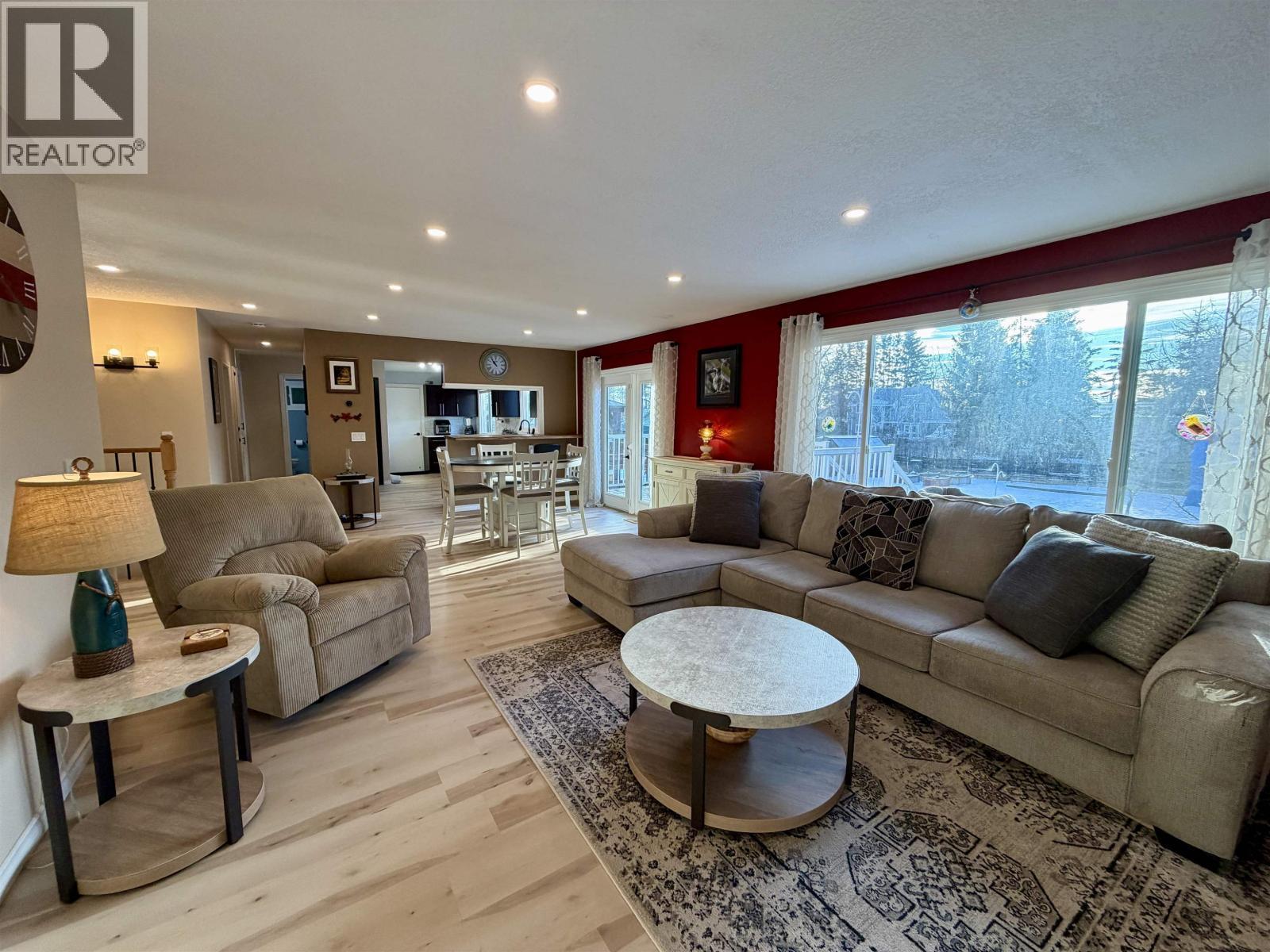 152 Vanderview Drive, Vanderhoof, BC - Indoor Photo Showing Living Room