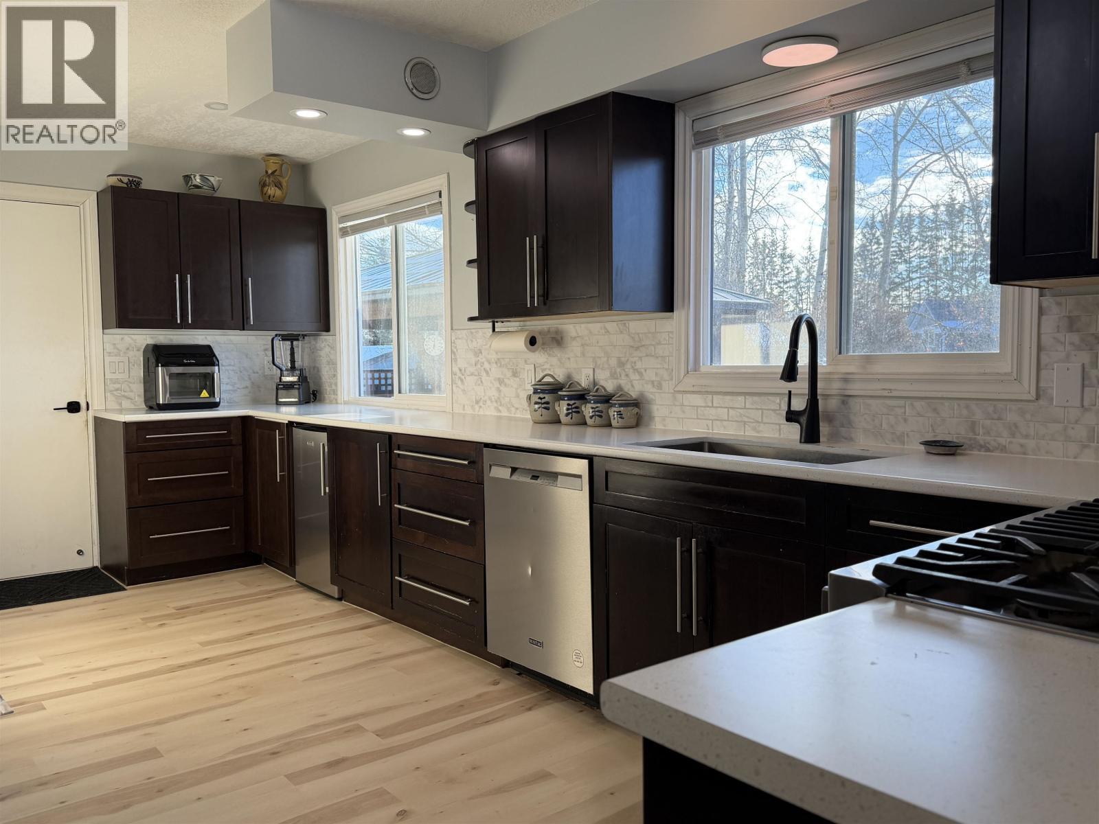 152 Vanderview Drive, Vanderhoof, BC - Indoor Photo Showing Kitchen With Upgraded Kitchen