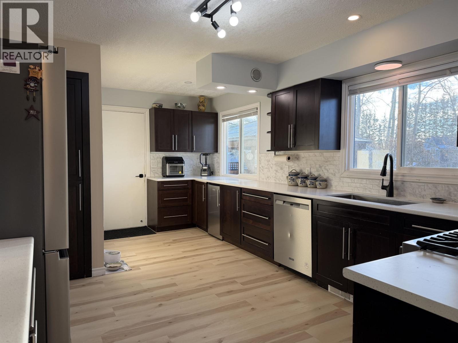 152 Vanderview Drive, Vanderhoof, BC - Indoor Photo Showing Kitchen With Upgraded Kitchen