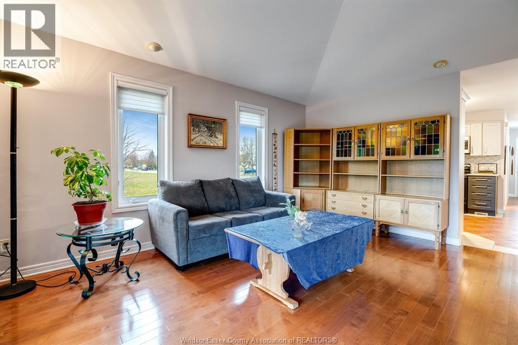 1368 Chateau Avenue, Windsor, ON - Indoor Photo Showing Living Room