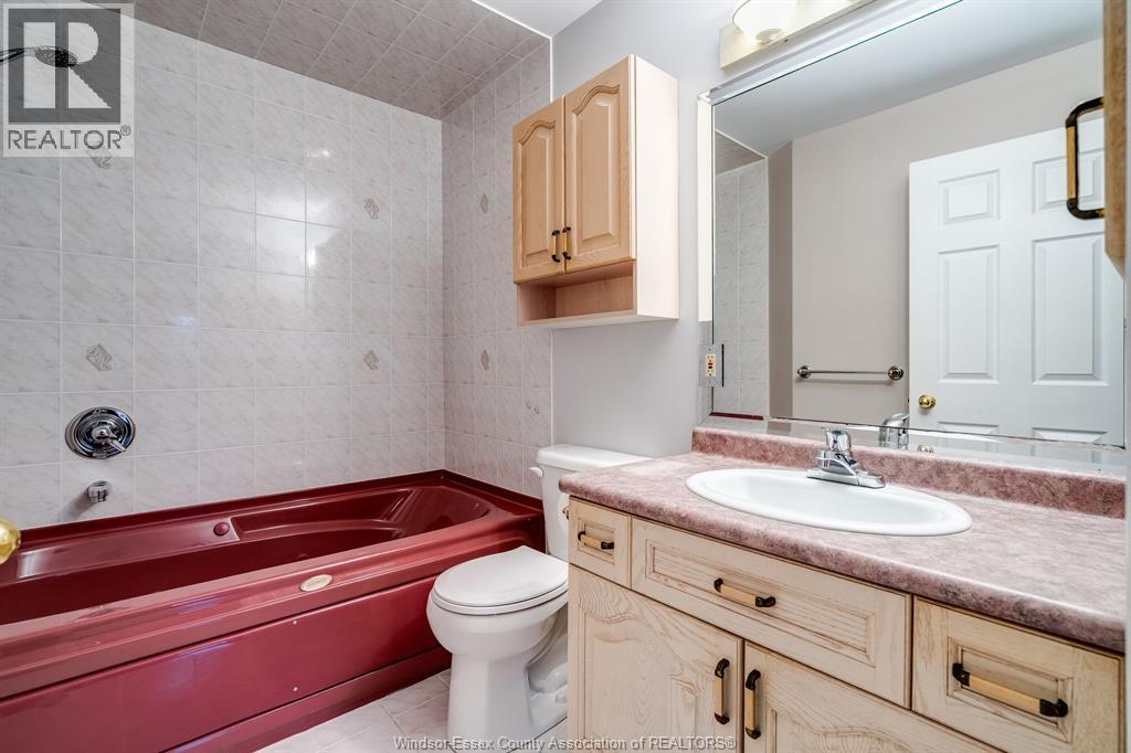1368 Chateau Avenue, Windsor, ON - Indoor Photo Showing Bathroom