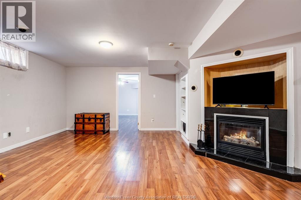1368 Chateau Avenue, Windsor, ON - Indoor Photo Showing Living Room With Fireplace