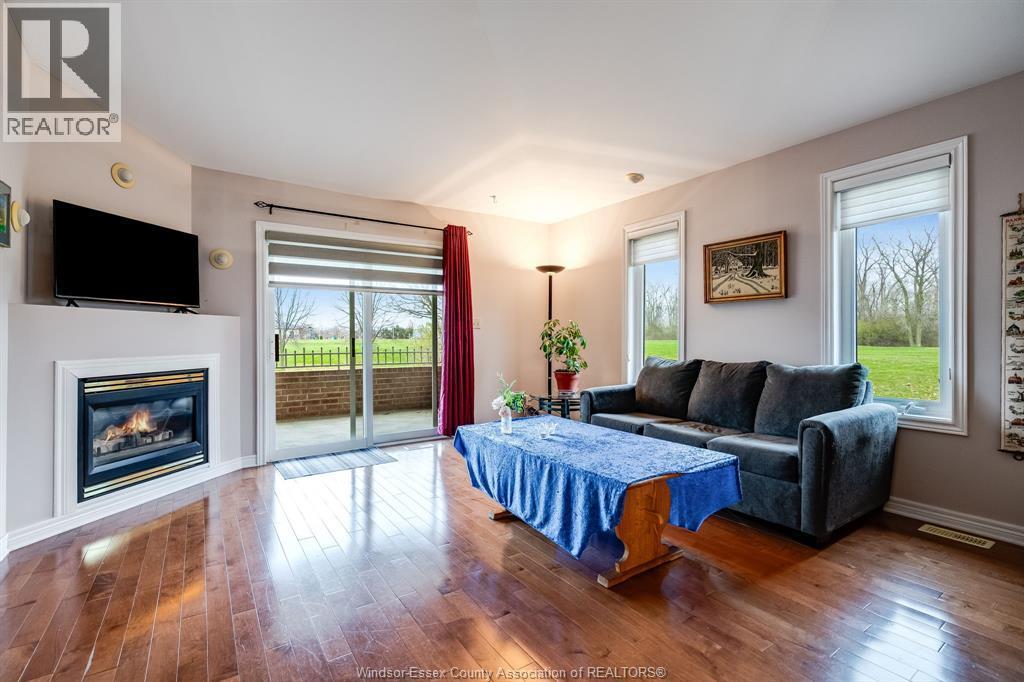 1368 Chateau Avenue, Windsor, ON - Indoor Photo Showing Living Room With Fireplace