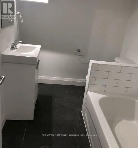 3 - 179 Markham Street, Toronto, ON - Indoor Photo Showing Bathroom