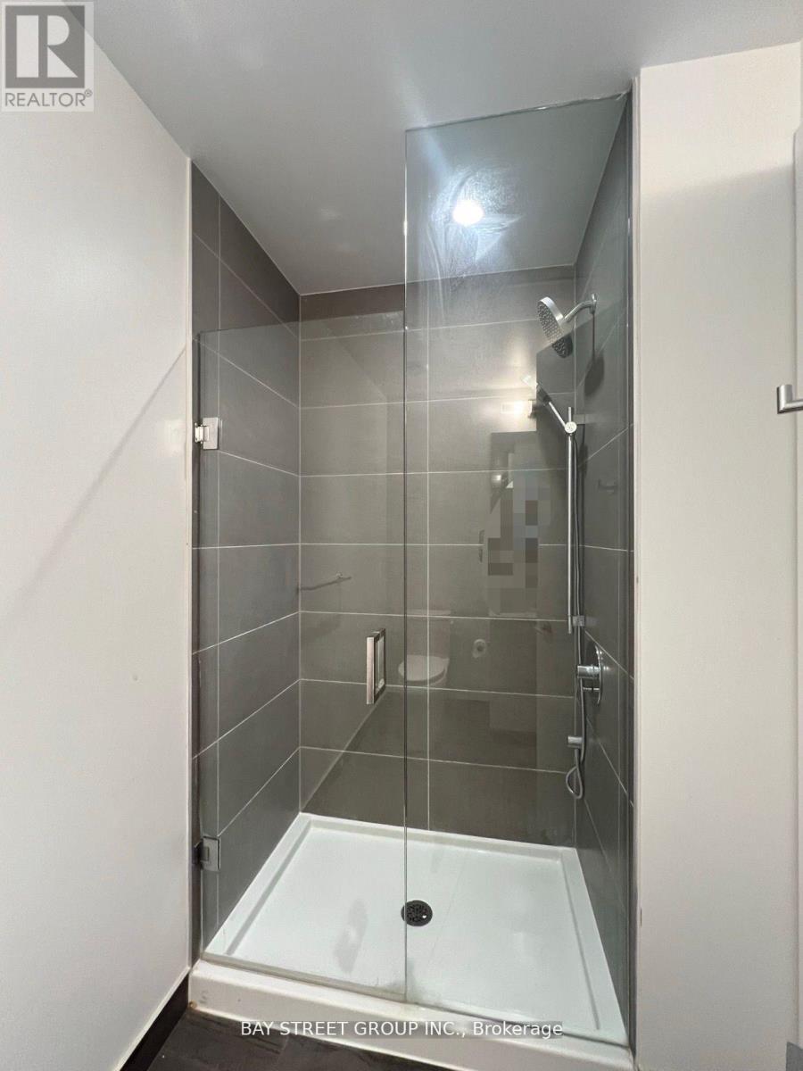 2303 - 950 Portage Parkway, Vaughan, ON - Indoor Photo Showing Bathroom