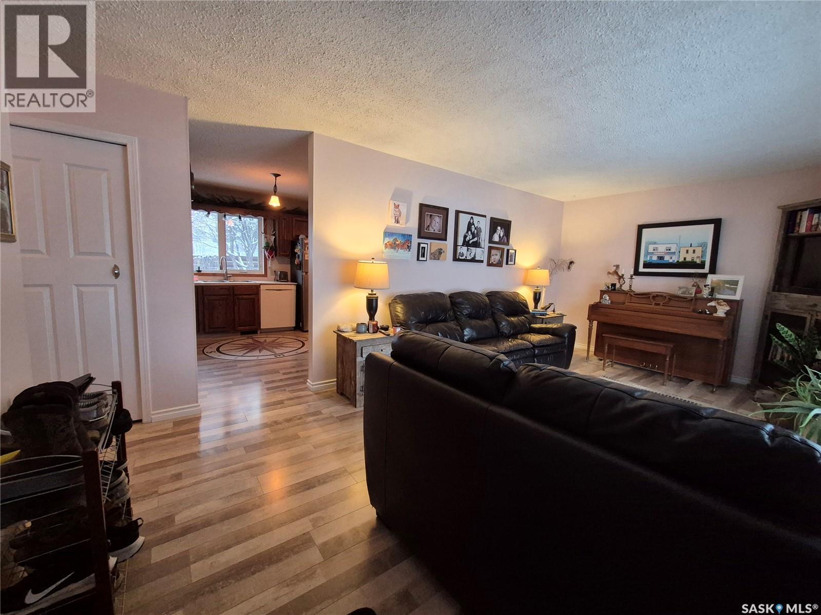 214 Clinton Place, Swift Current, SK - Indoor Photo Showing Living Room