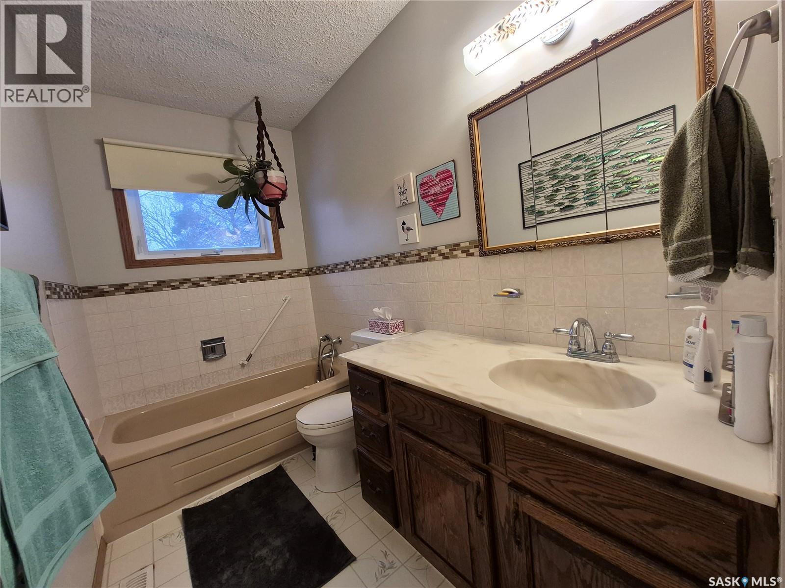 214 Clinton Place, Swift Current, SK - Indoor Photo Showing Bathroom