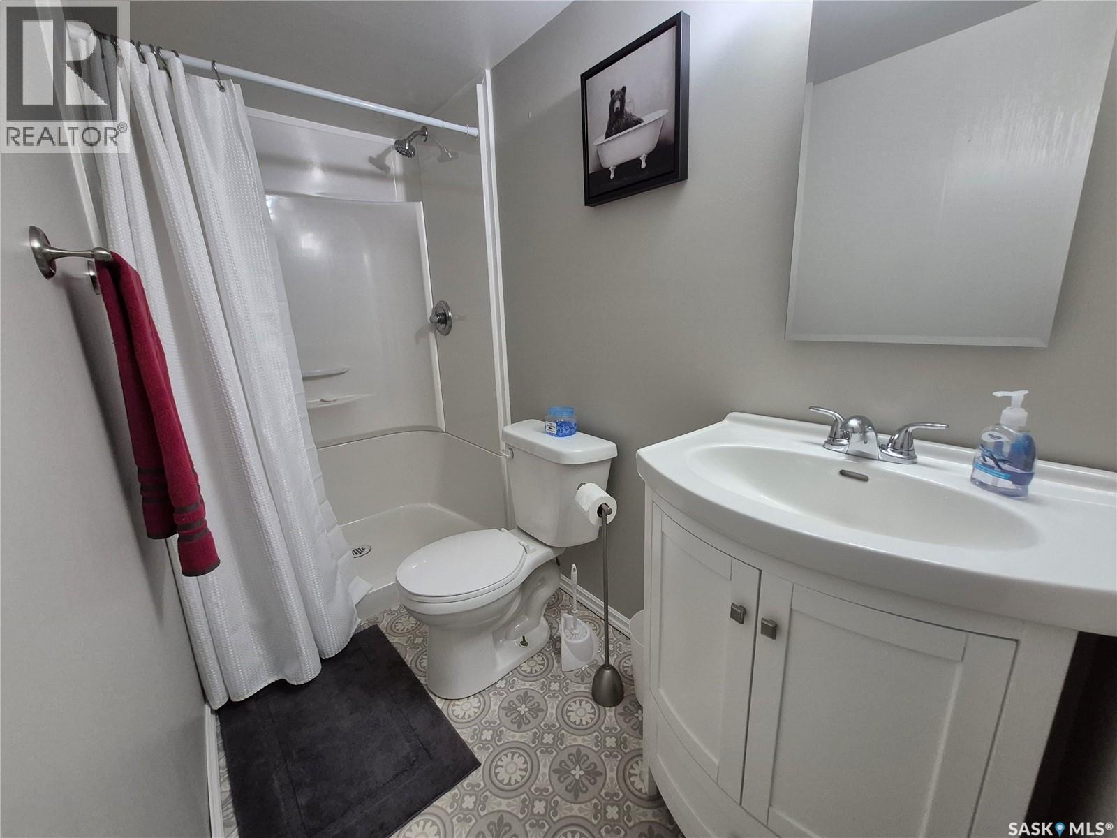 214 Clinton Place, Swift Current, SK - Indoor Photo Showing Bathroom