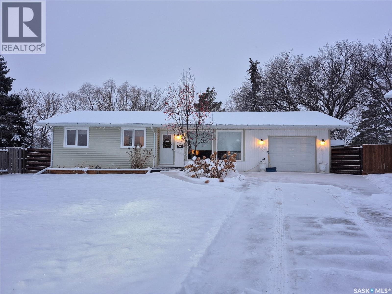 214 Clinton Place, Swift Current, SK - Outdoor