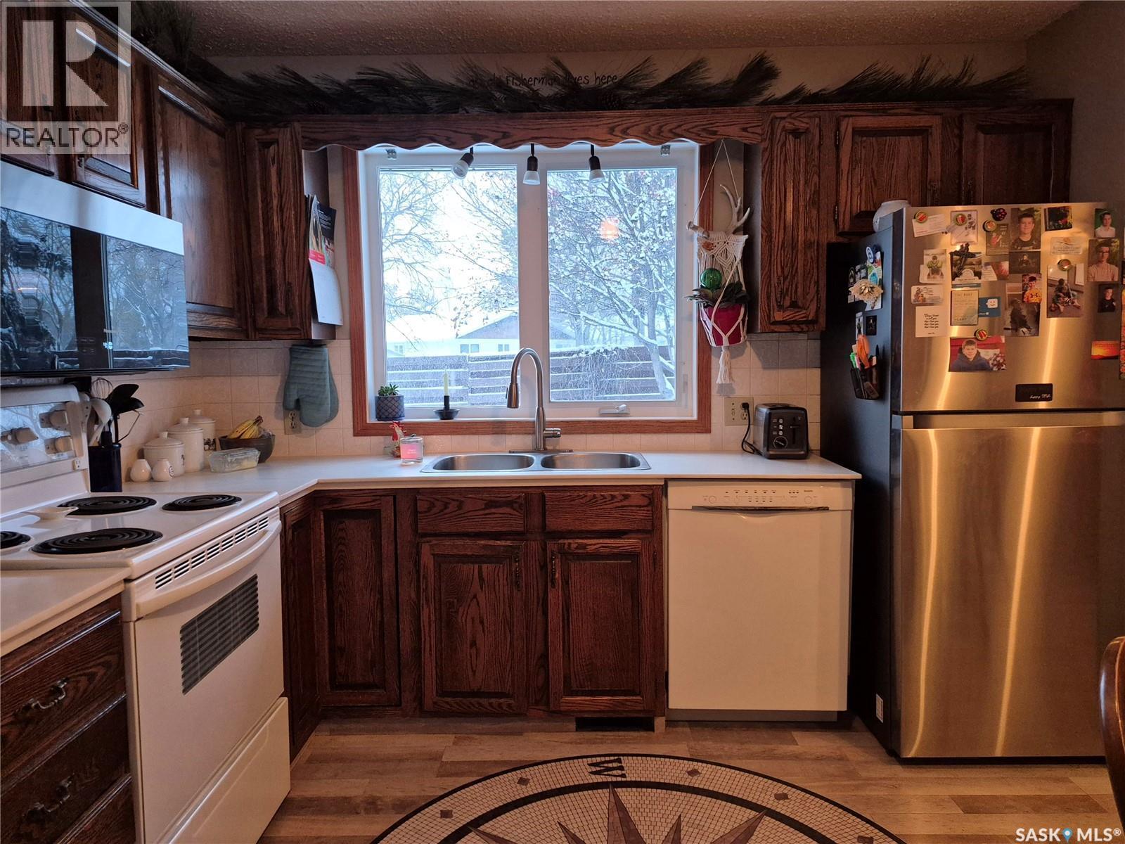 214 Clinton Place, Swift Current, SK - Indoor Photo Showing Kitchen With Double Sink