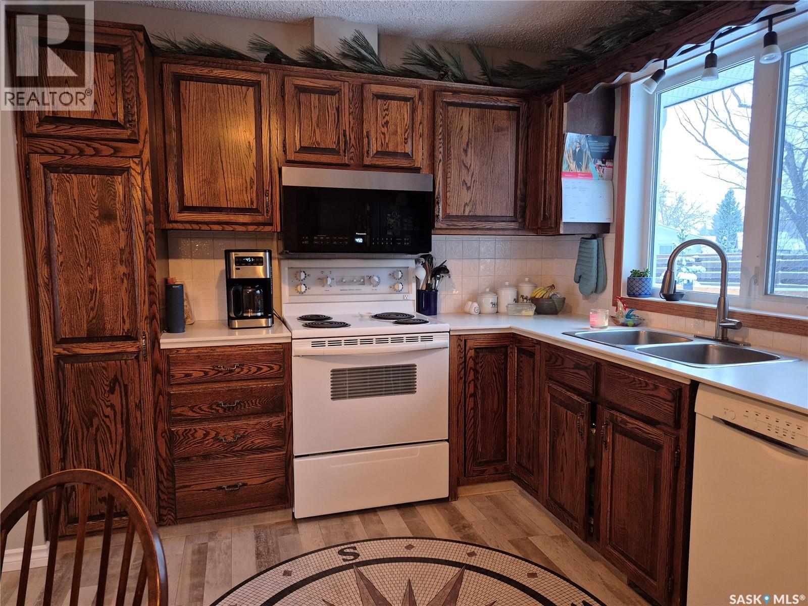 214 Clinton Place, Swift Current, SK - Indoor Photo Showing Kitchen With Double Sink