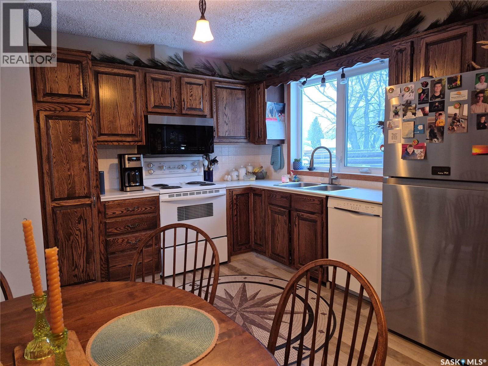214 Clinton Place, Swift Current, SK - Indoor Photo Showing Kitchen With Double Sink