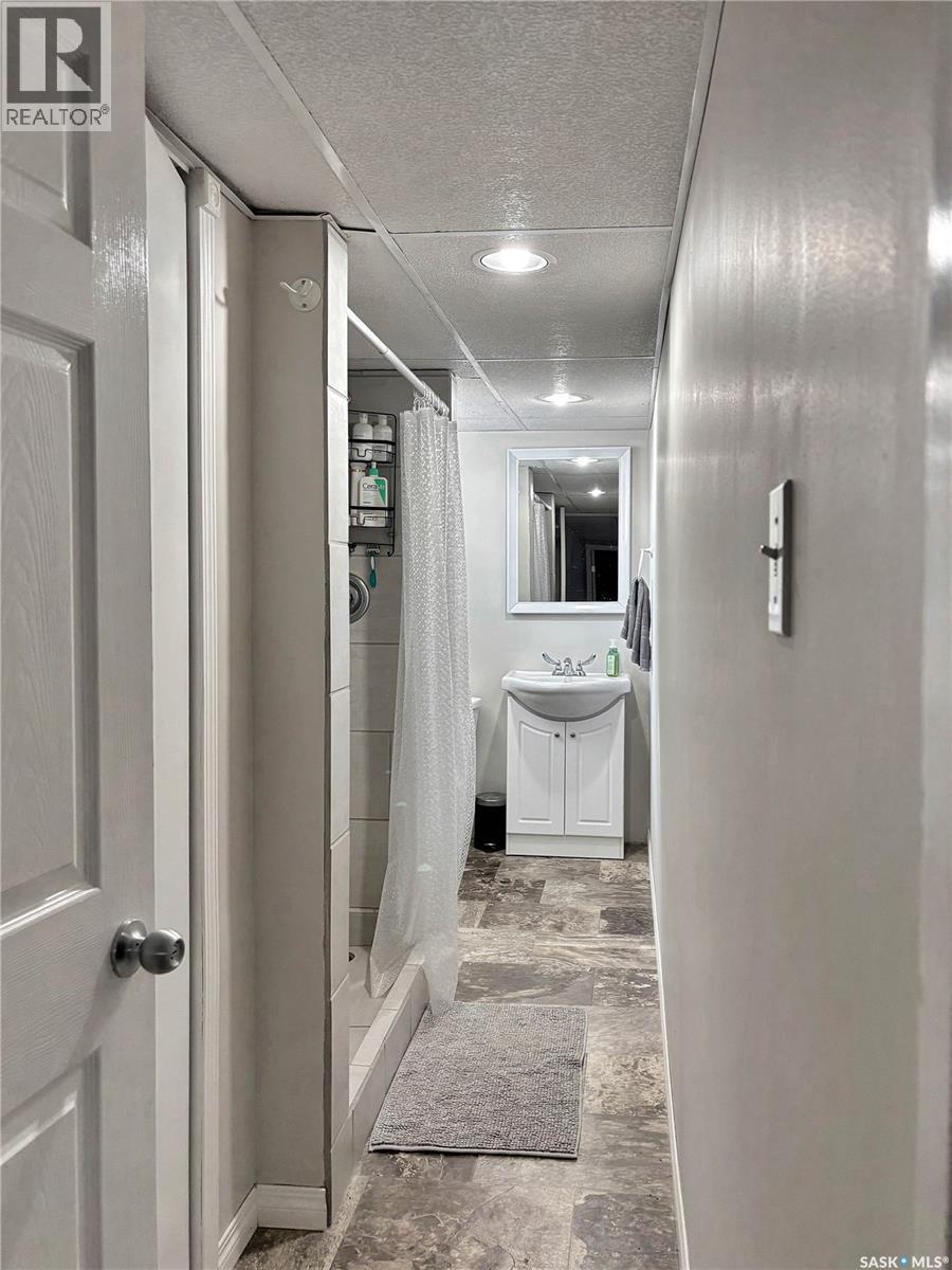 302 Persson Street, Stockholm, SK - Indoor Photo Showing Bathroom