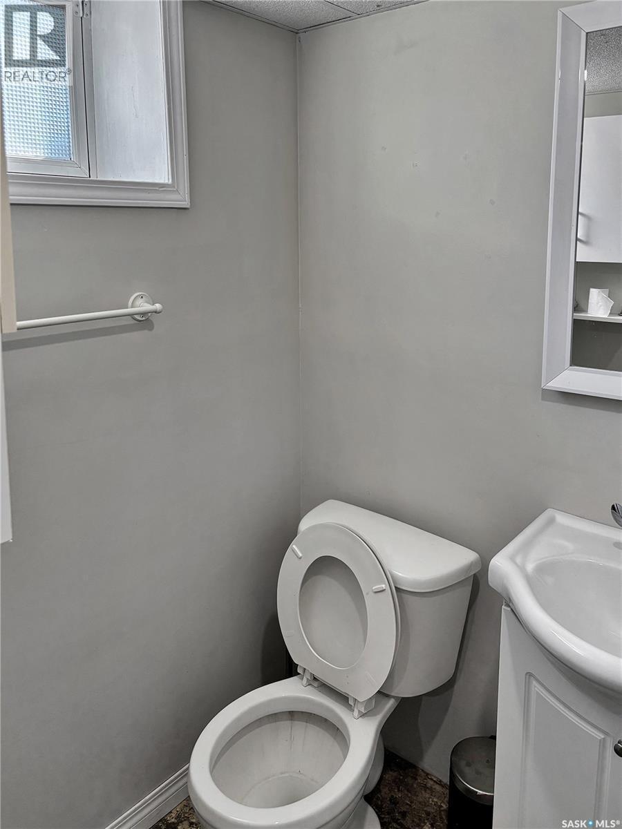 302 Persson Street, Stockholm, SK - Indoor Photo Showing Bathroom