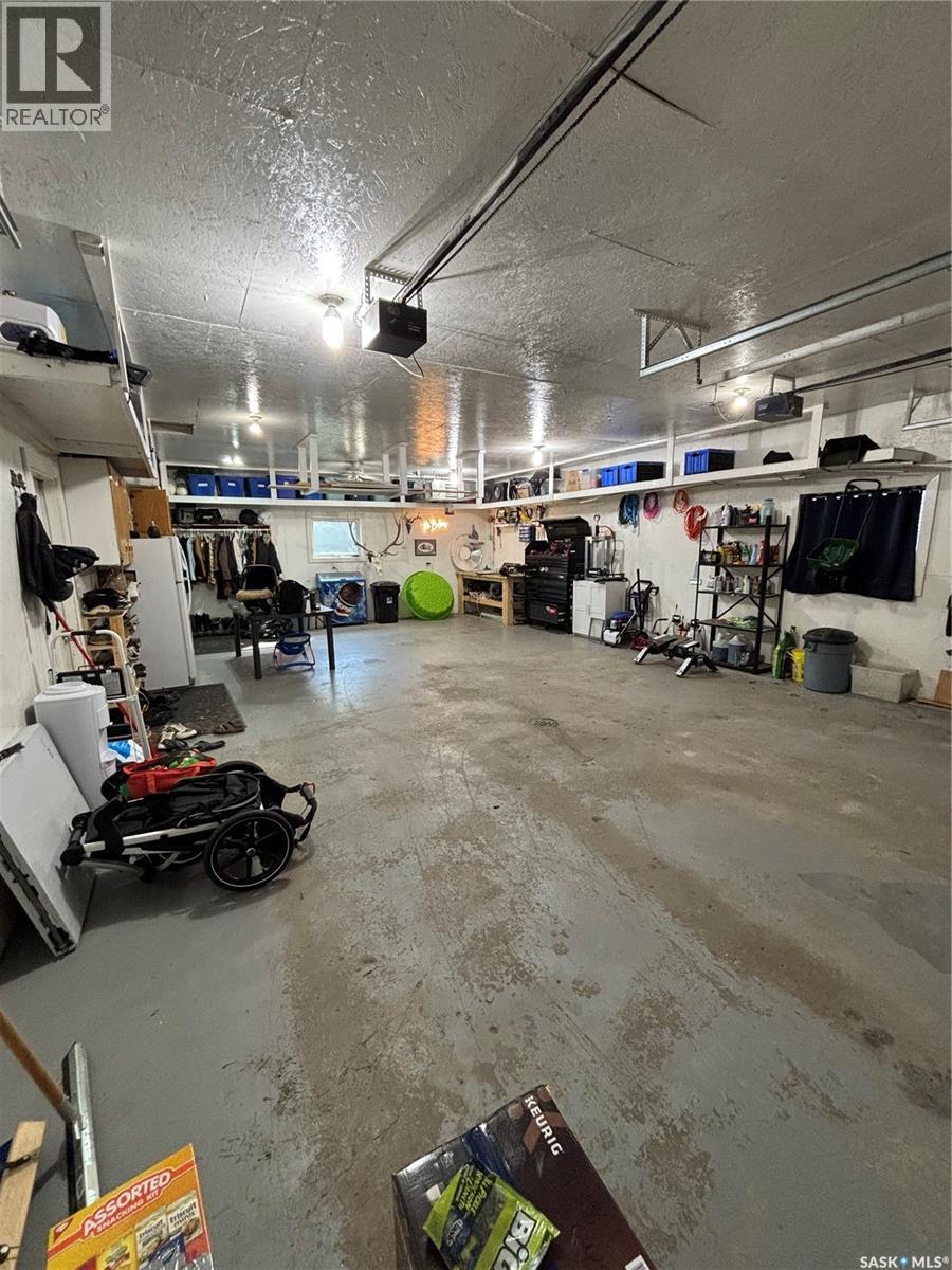 302 Persson Street, Stockholm, SK - Indoor Photo Showing Garage