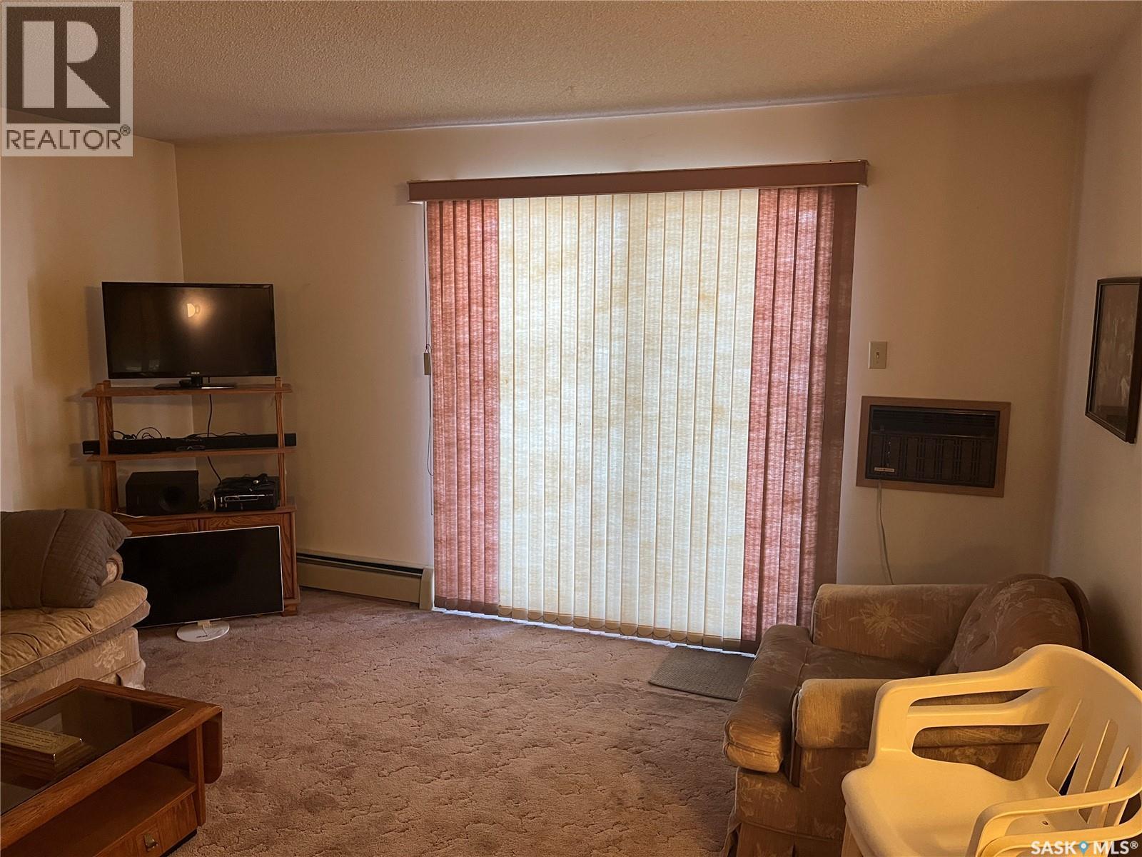 102 115 8Th Street Ne, Weyburn, SK - Indoor Photo Showing Living Room