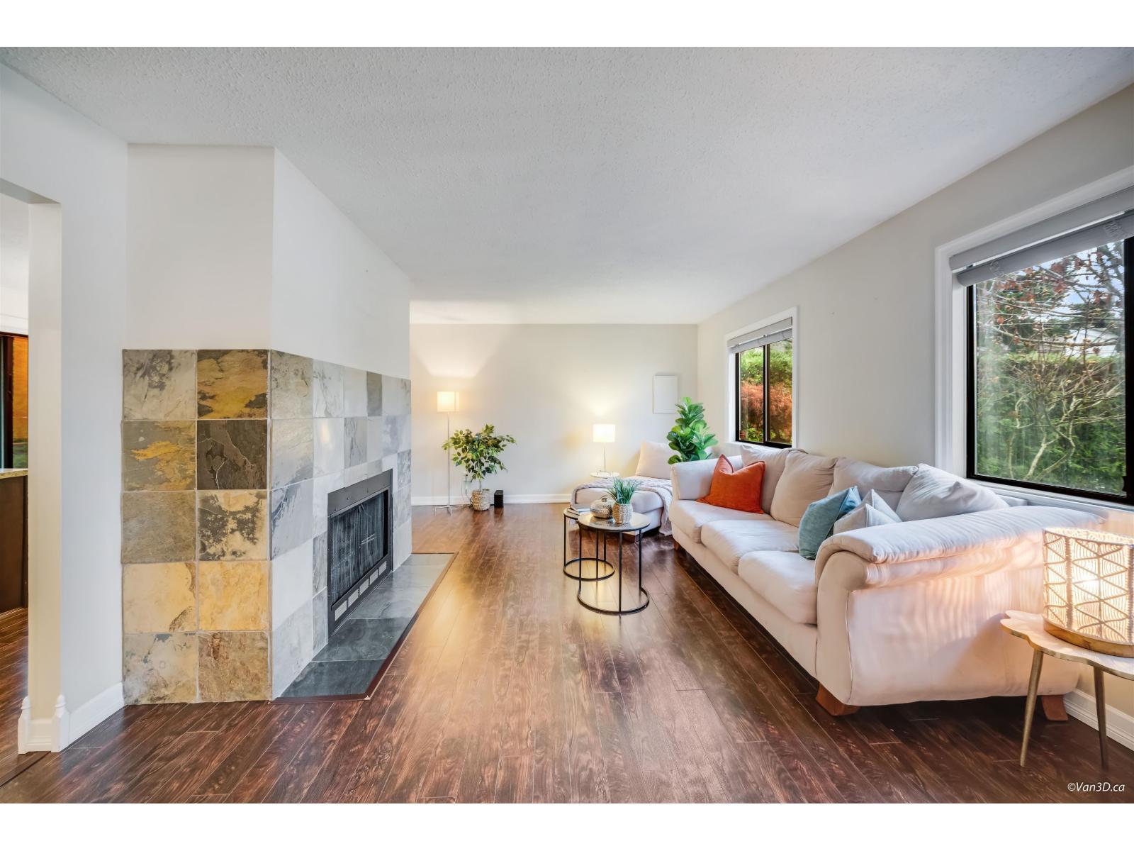 1831 Keys Place, Abbotsford, BC - Indoor Photo Showing Living Room With Fireplace