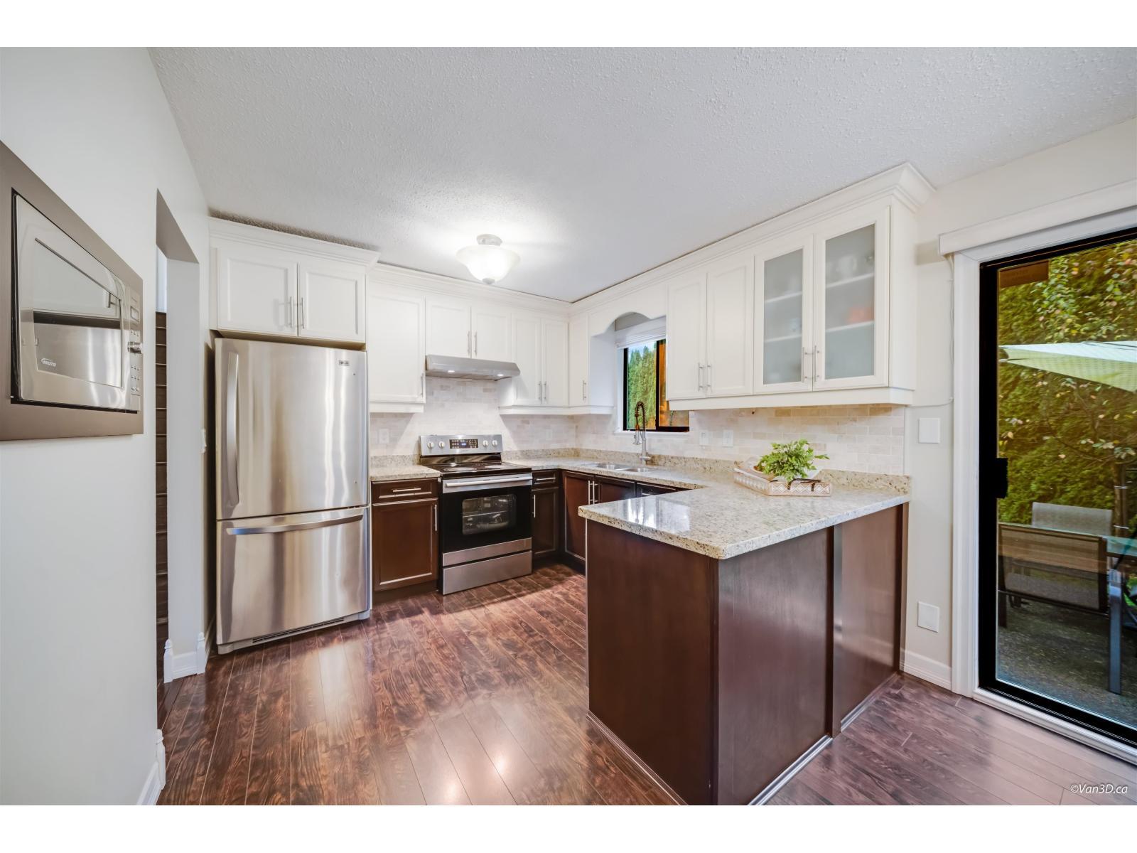 1831 Keys Place, Abbotsford, BC - Indoor Photo Showing Kitchen