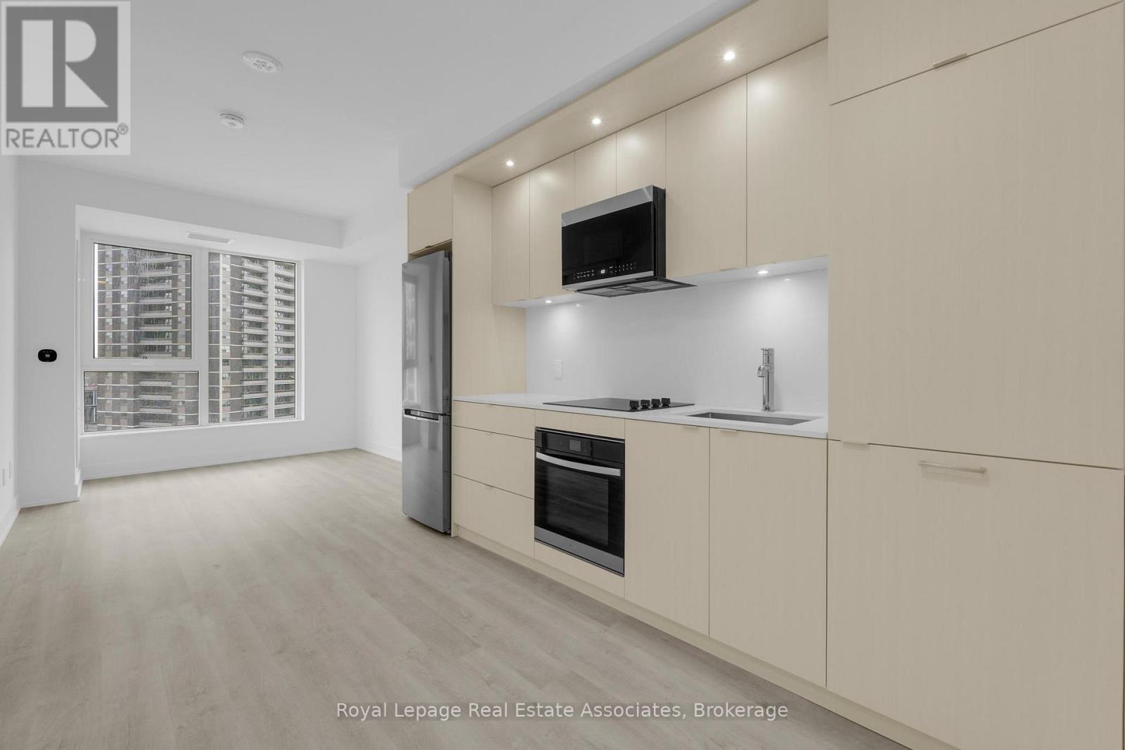 805 - 60 Central Park Roadway, Toronto, ON - Indoor Photo Showing Kitchen