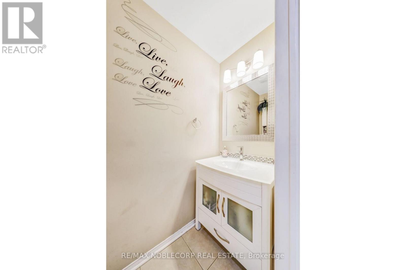 30 Mayberry Court, Brampton, ON - Indoor Photo Showing Bathroom