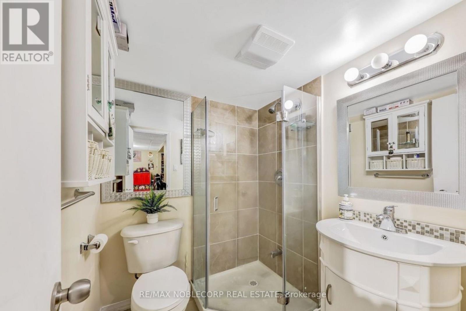 30 Mayberry Court, Brampton, ON - Indoor Photo Showing Bathroom