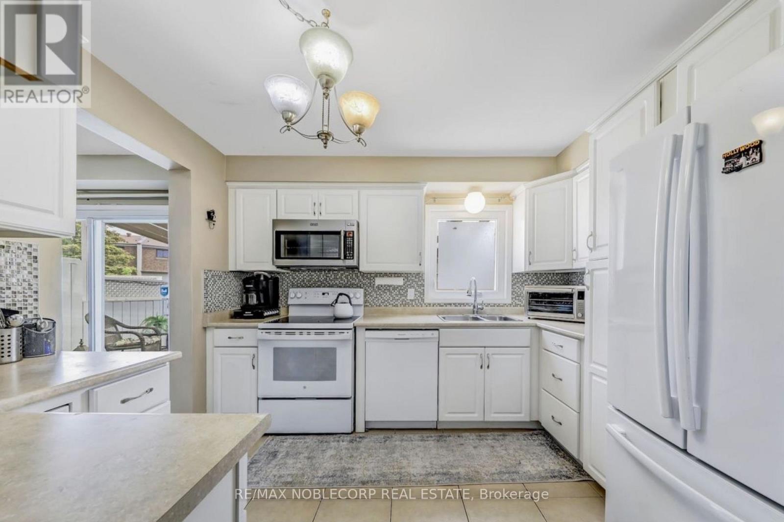 30 Mayberry Court, Brampton, ON - Indoor Photo Showing Kitchen With Double Sink