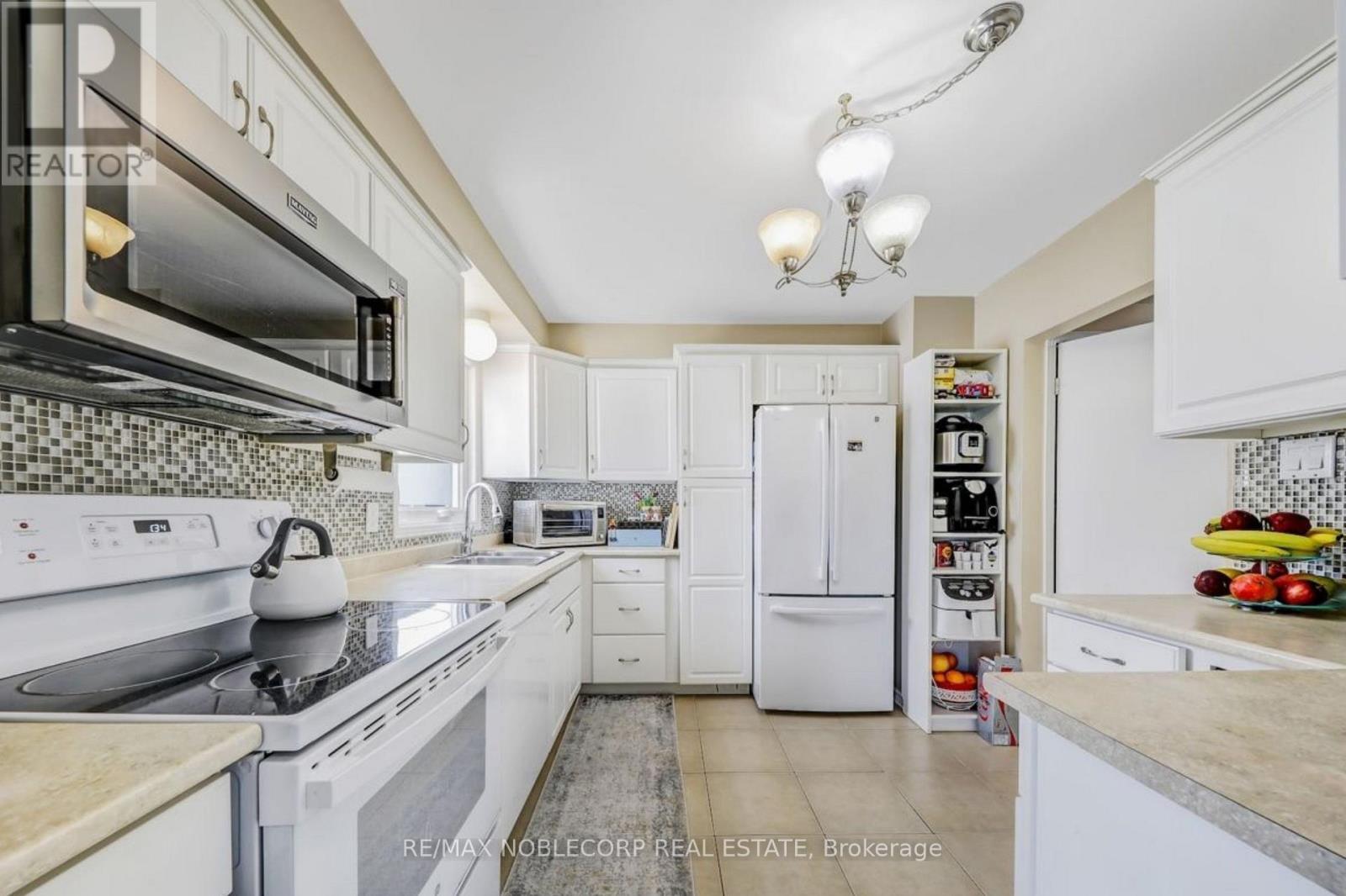 30 Mayberry Court, Brampton, ON - Indoor Photo Showing Kitchen