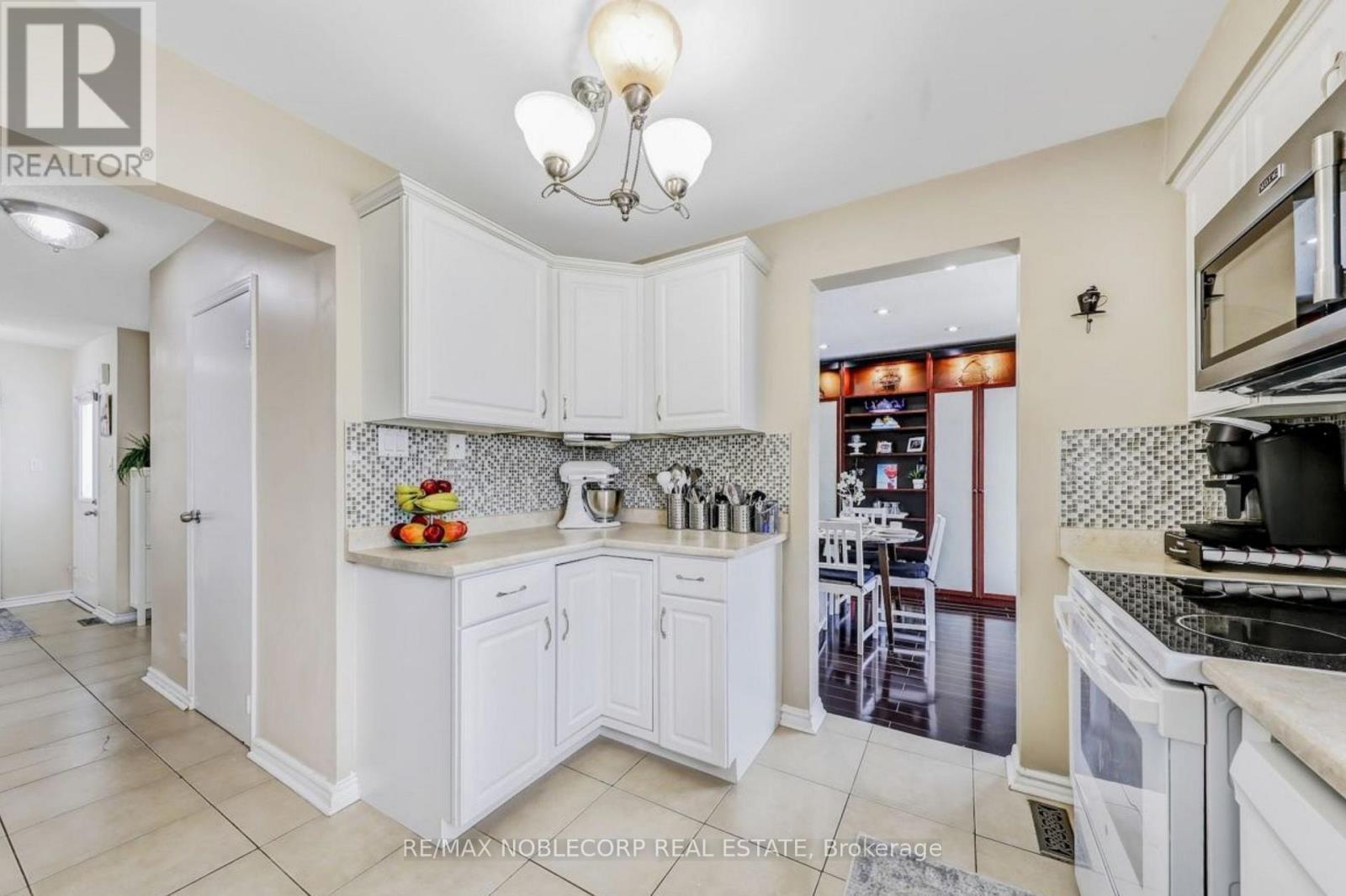 30 Mayberry Court, Brampton, ON - Indoor Photo Showing Kitchen