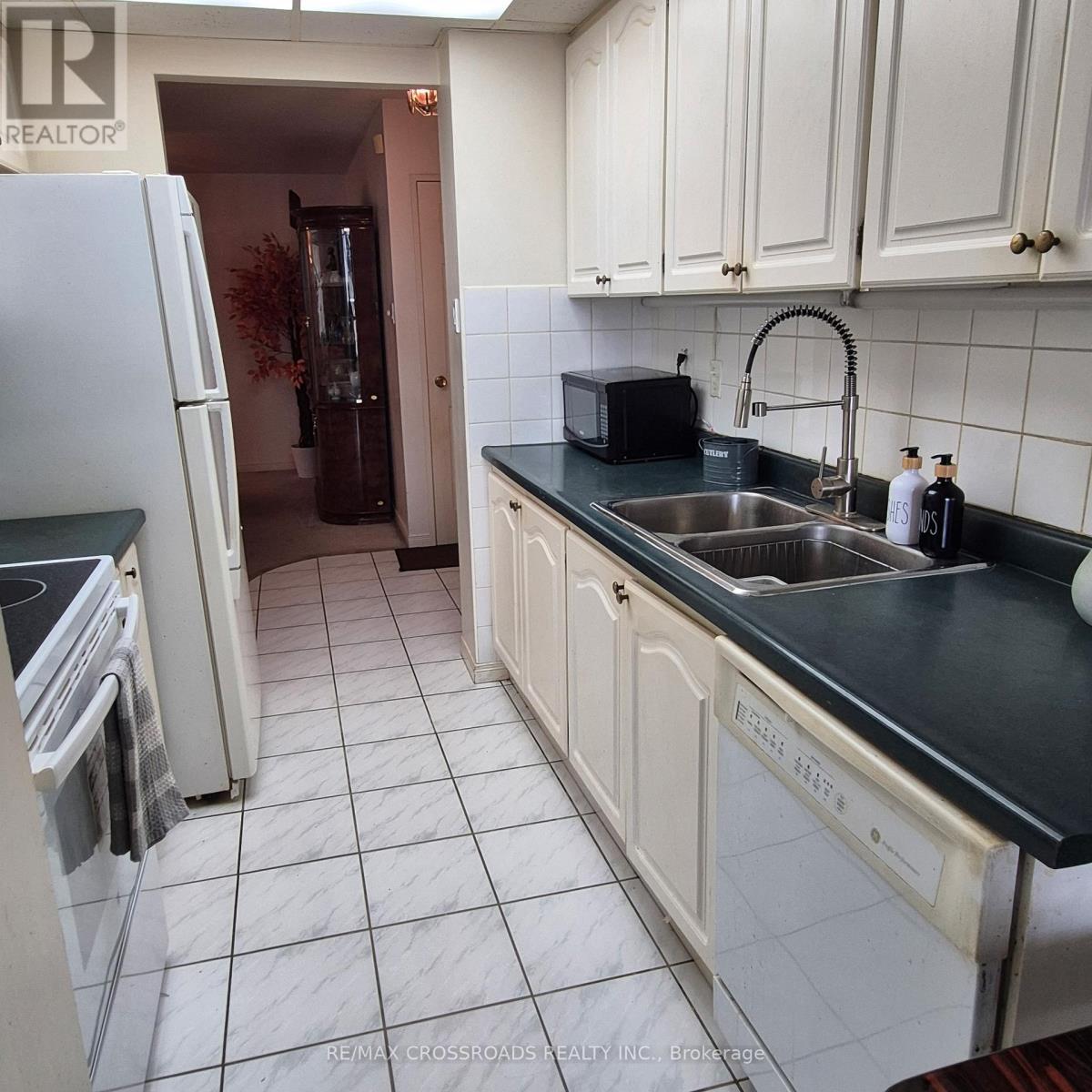 207 - 45 Huntingdale Boulevard, Toronto, ON - Indoor Photo Showing Kitchen With Double Sink