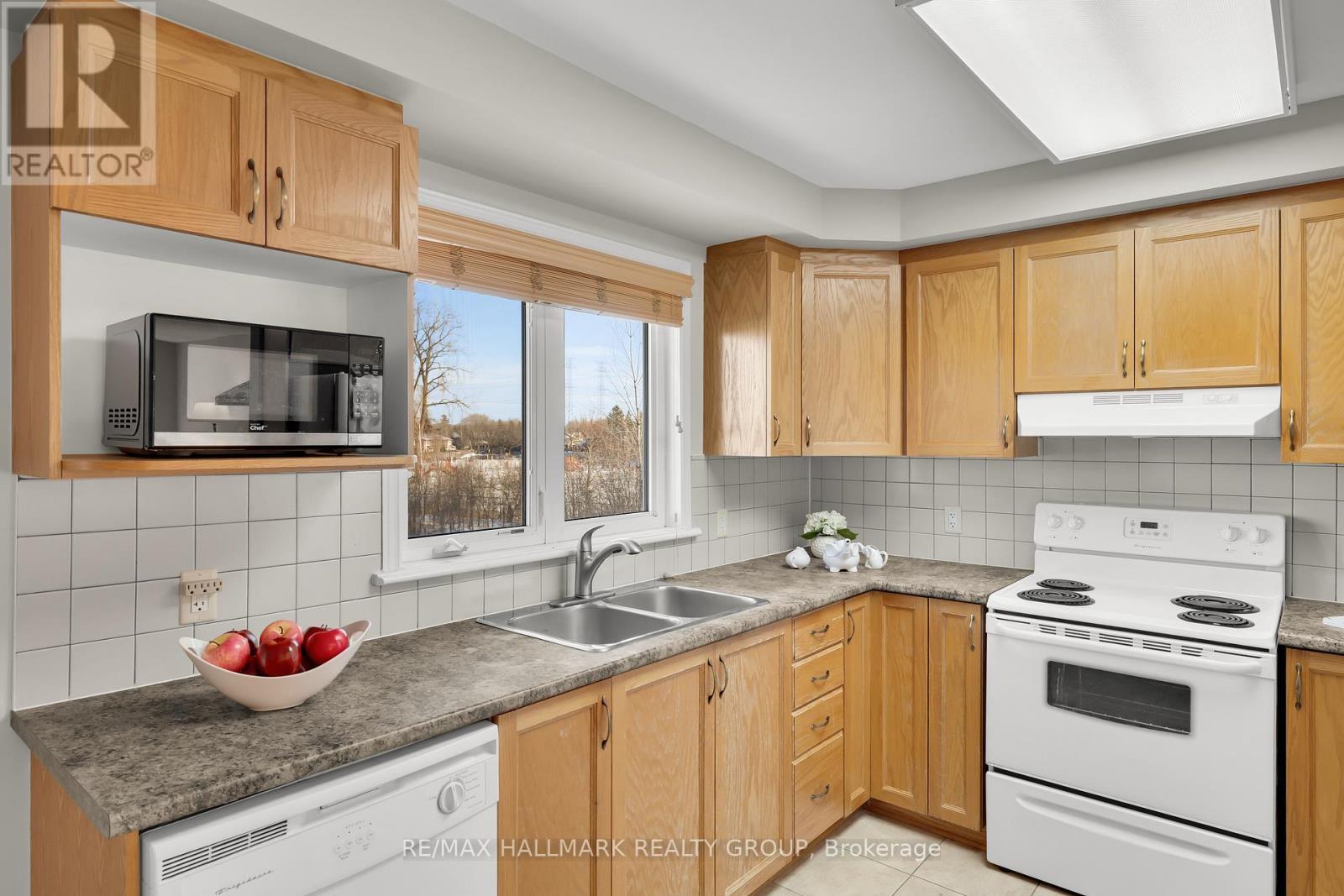 4 - 577 Reardon Private, Ottawa, ON - Indoor Photo Showing Kitchen With Double Sink