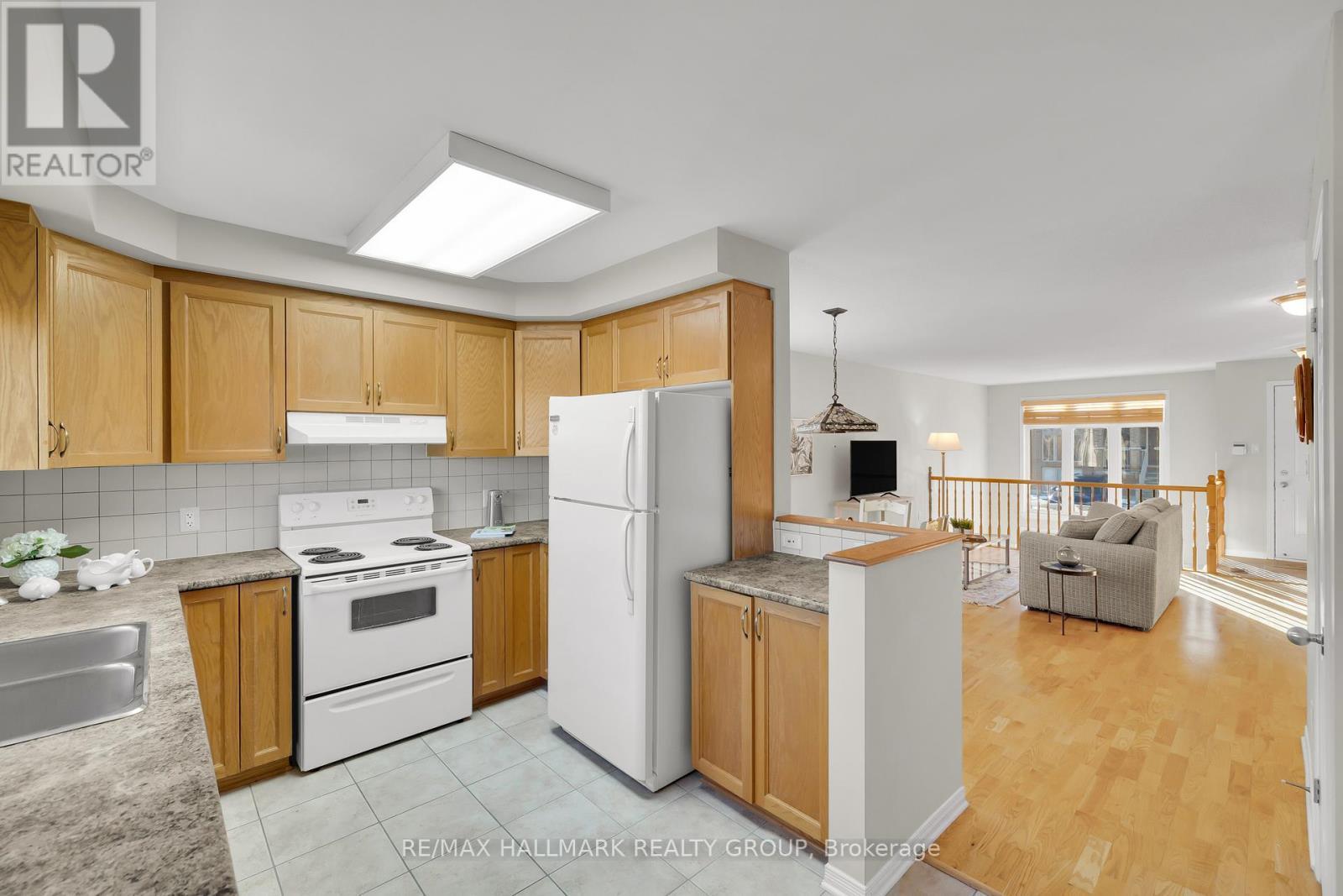 4 - 577 Reardon Private, Ottawa, ON - Indoor Photo Showing Kitchen With Double Sink