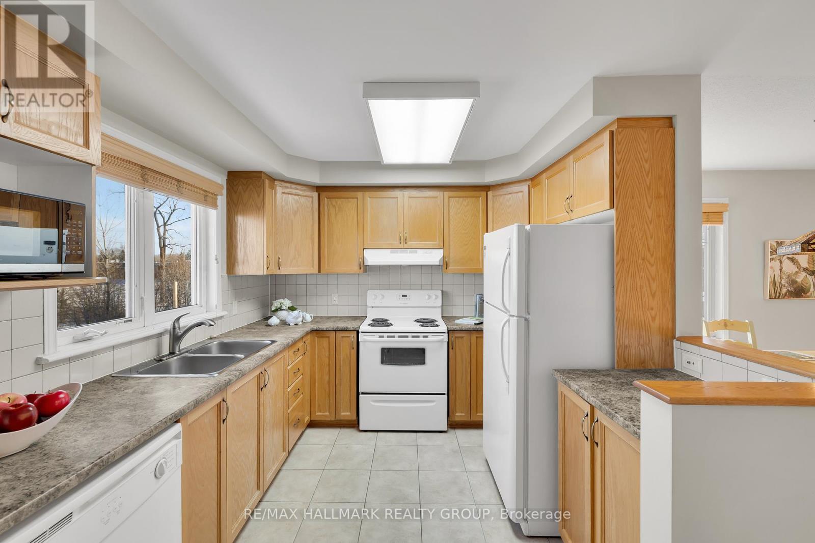 4 - 577 Reardon Private, Ottawa, ON - Indoor Photo Showing Kitchen With Double Sink